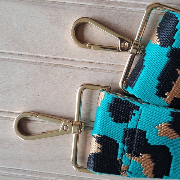 Ahdorned Guitar Style Cheetah Animal Print Crossbody Gold Hardwear Strap - Picture 2 of 8